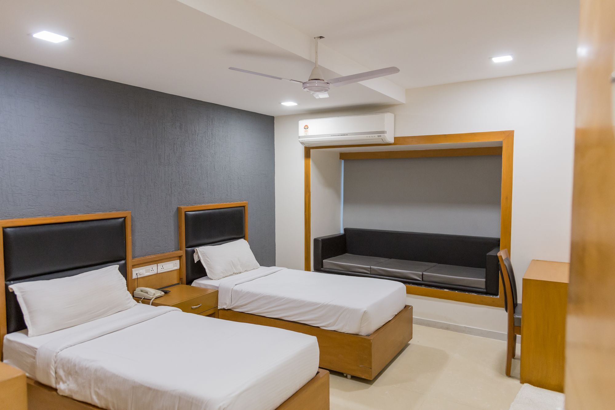The Silver Leaf Hotel Ahmedabad Eksteriør billede